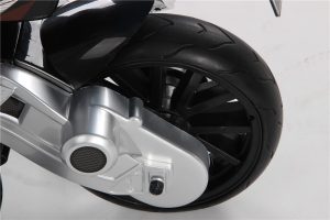 Zoom sur roue arrière de la moto électrique BMW S1000RR 12V pour enfant